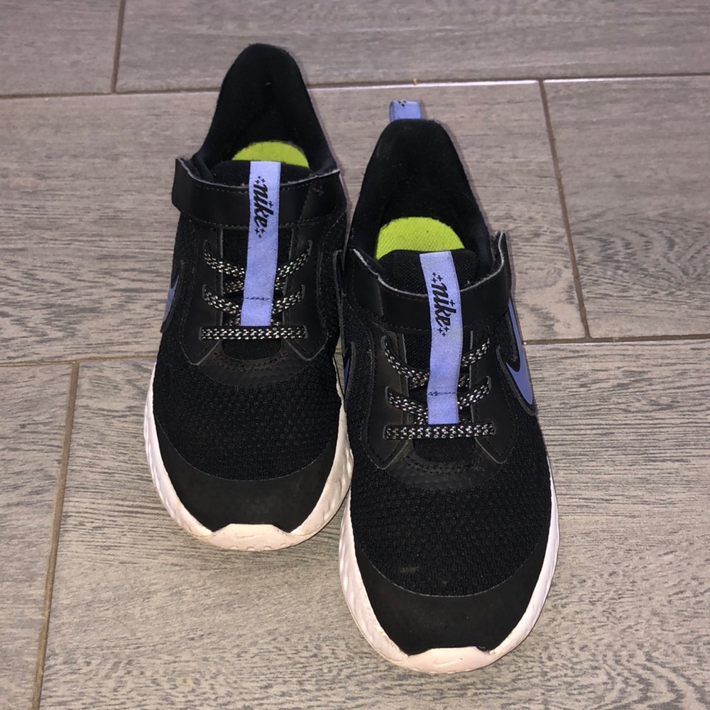 Nike - Kids Velcro Shoe Size 2 Youth